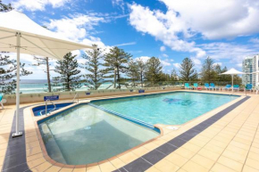 Beachfront 2-Bed with Pool, BBQ & Tennis Court